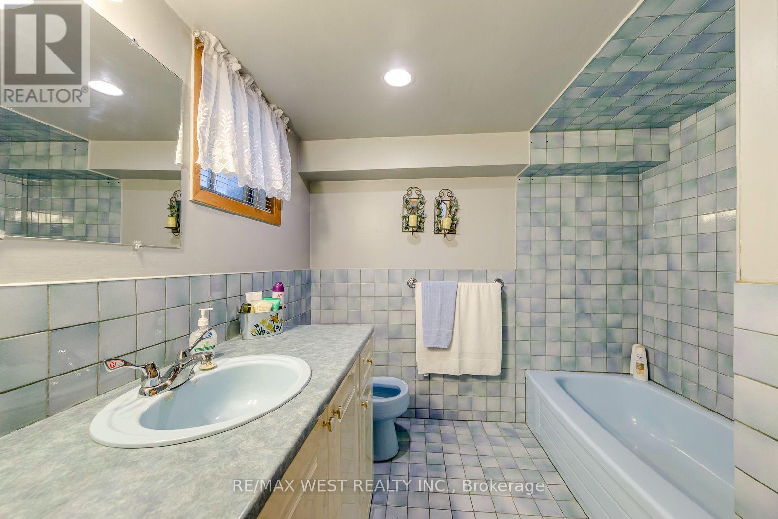 396 BARTLETT AVENUE N - Image 41