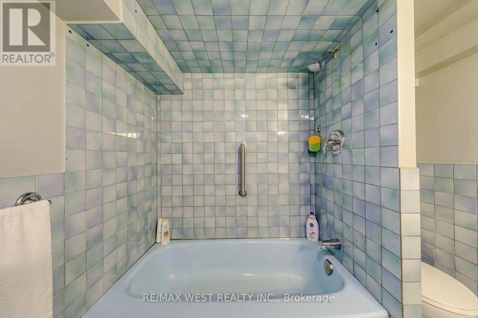 396 BARTLETT AVENUE N - Image 42