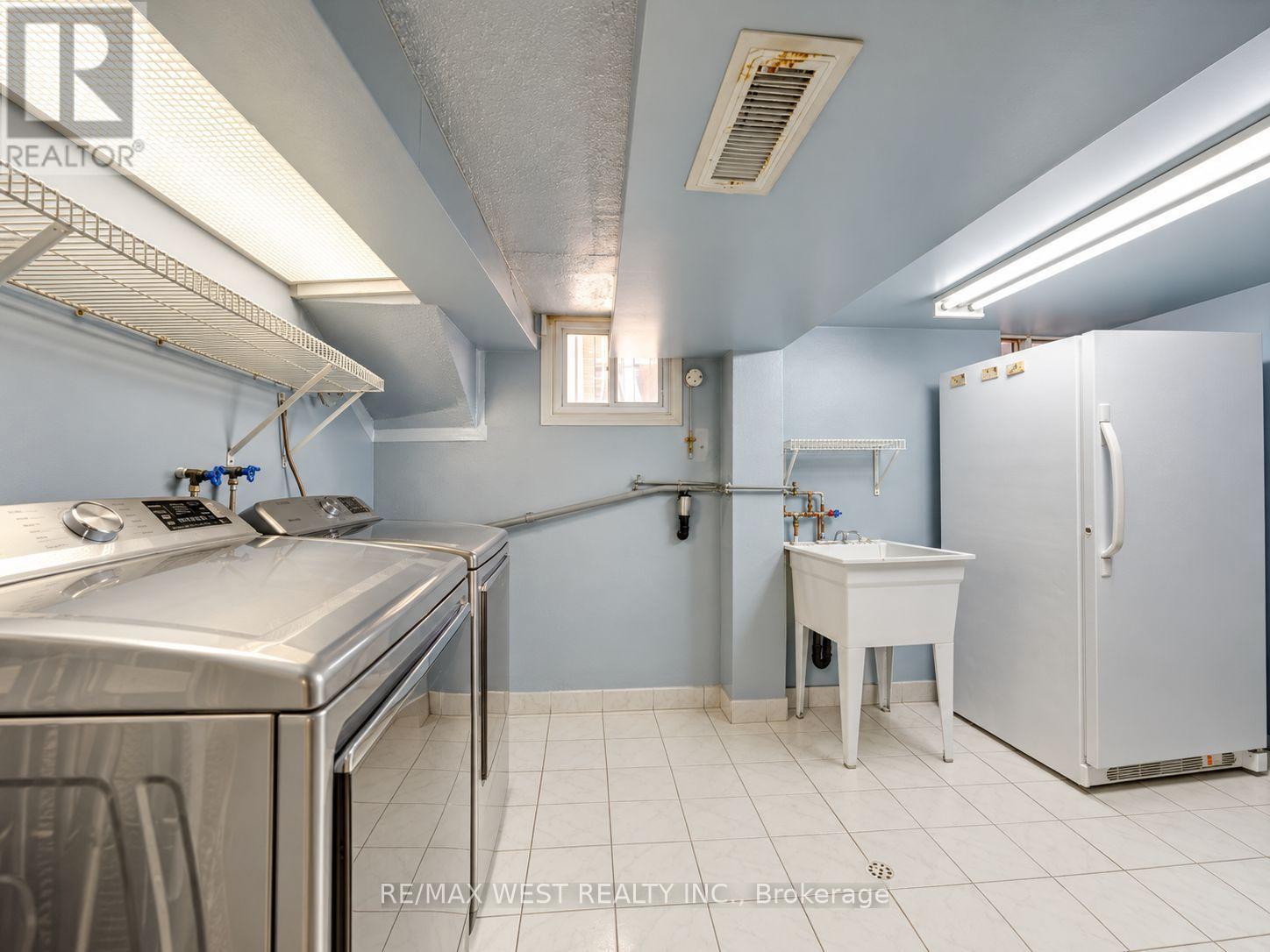 396 BARTLETT AVENUE N - 43