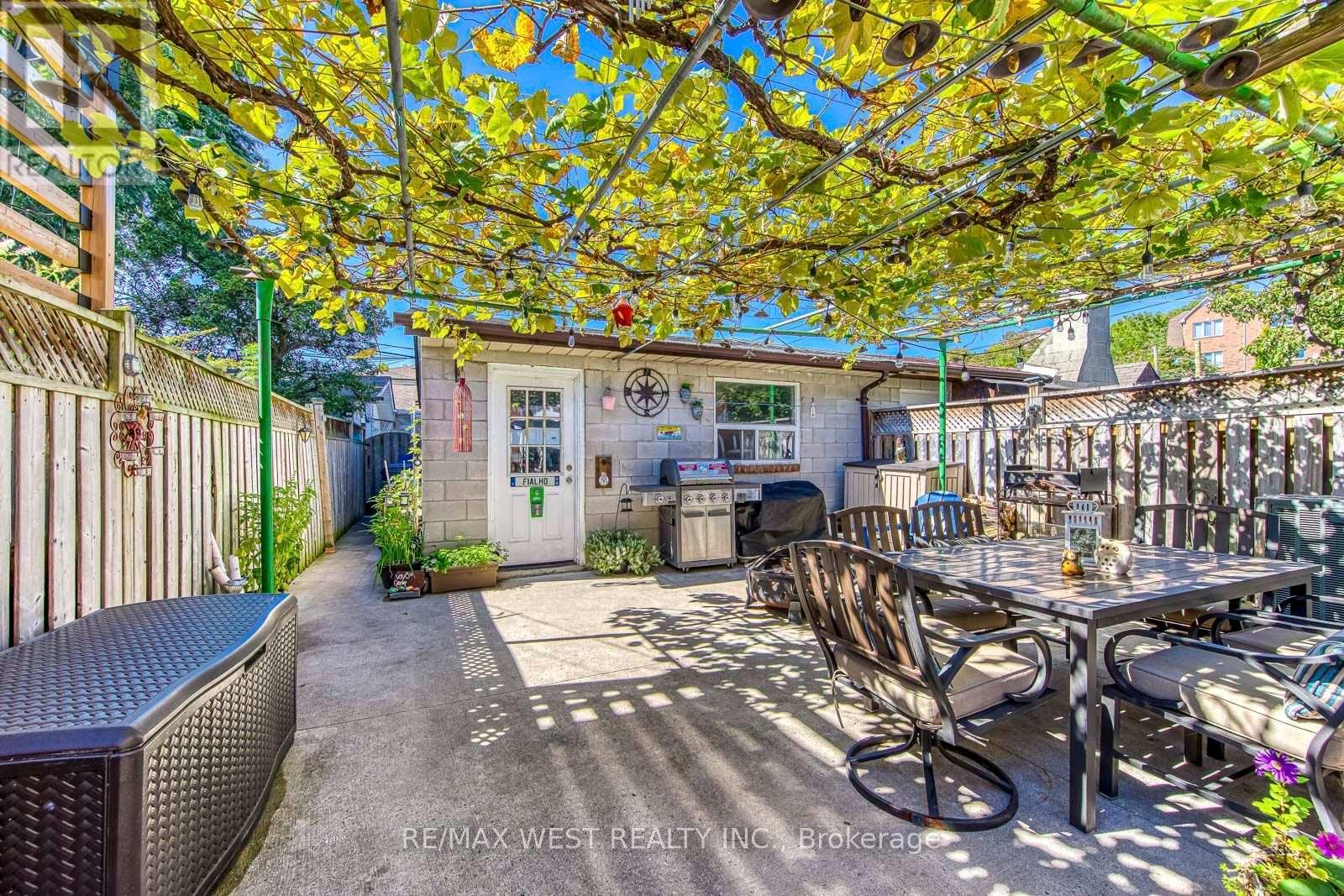 396 BARTLETT AVENUE N - 44
