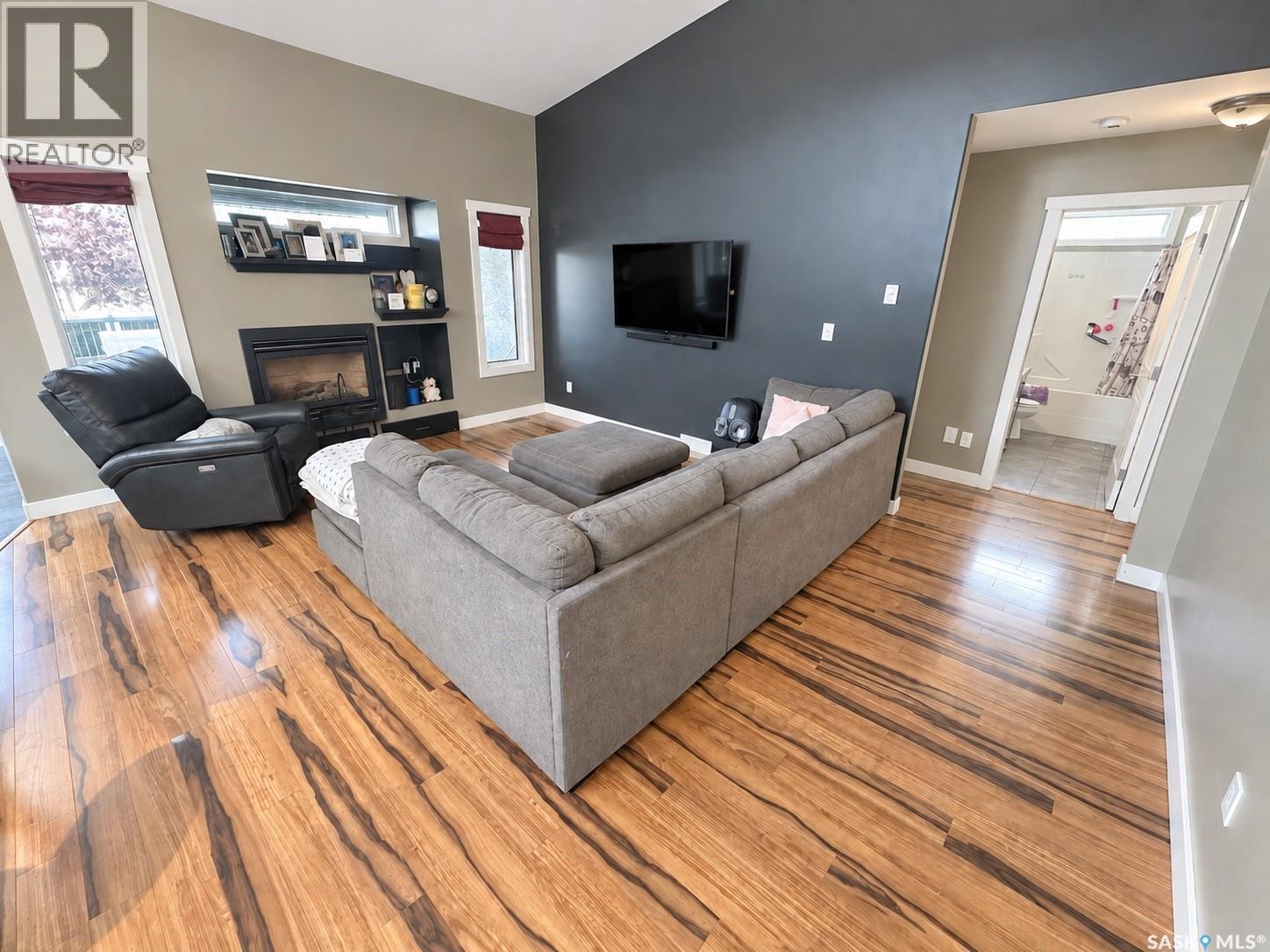 715 18th STREET NE, Weyburn — photo 5