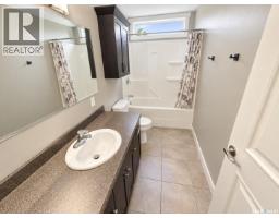 Living room - 715 18th Street Ne, Weyburn, SK S4H3M2 Photo 12
