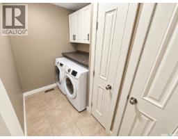 Foyer - 715 18th Street Ne, Weyburn, SK S4H3M2 Photo 13