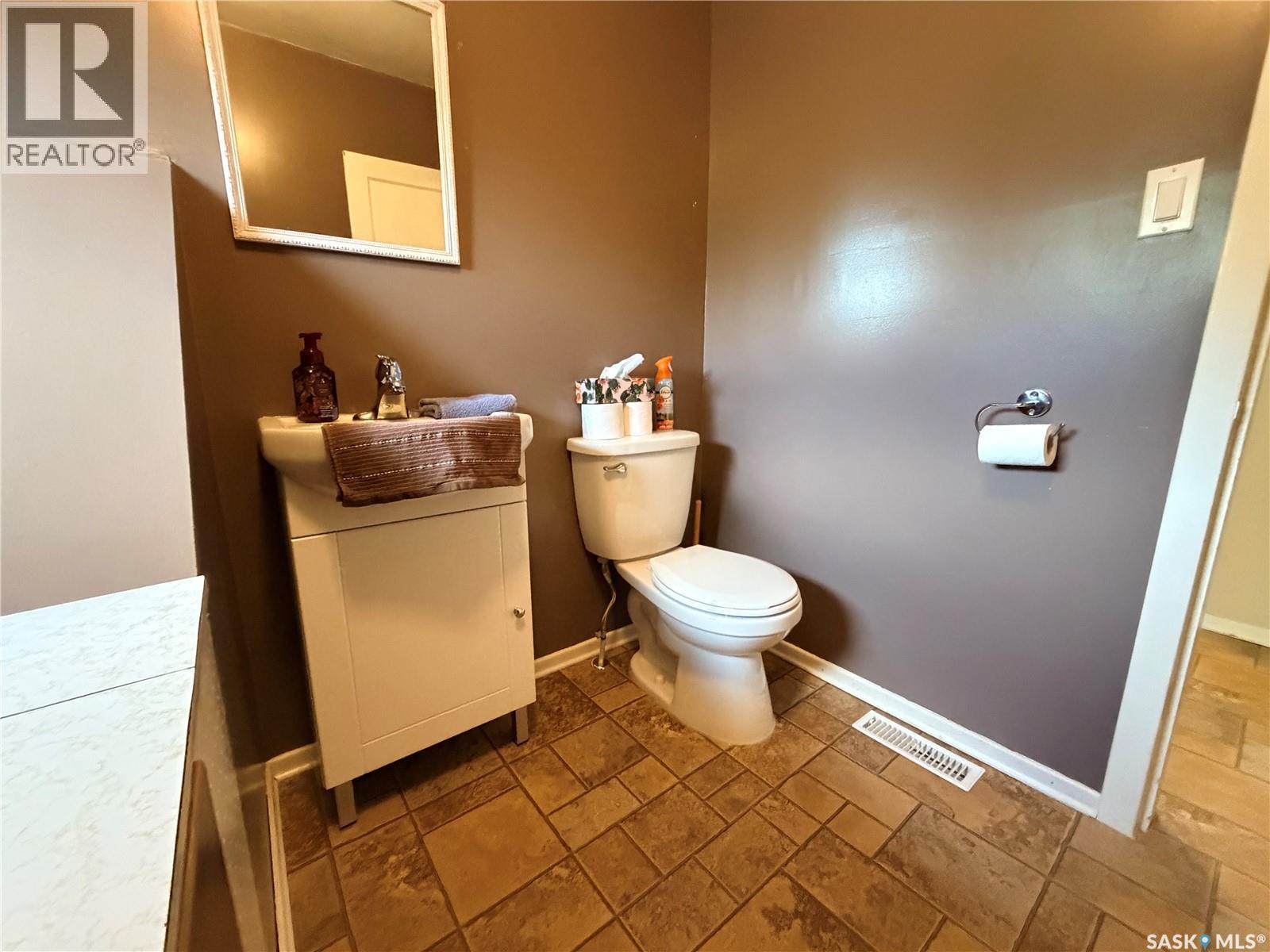 203 4th AVENUE E, Assiniboia — photo 11