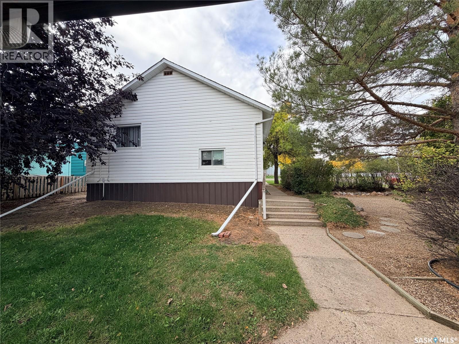 203 4th AVENUE E, Assiniboia — photo 28
