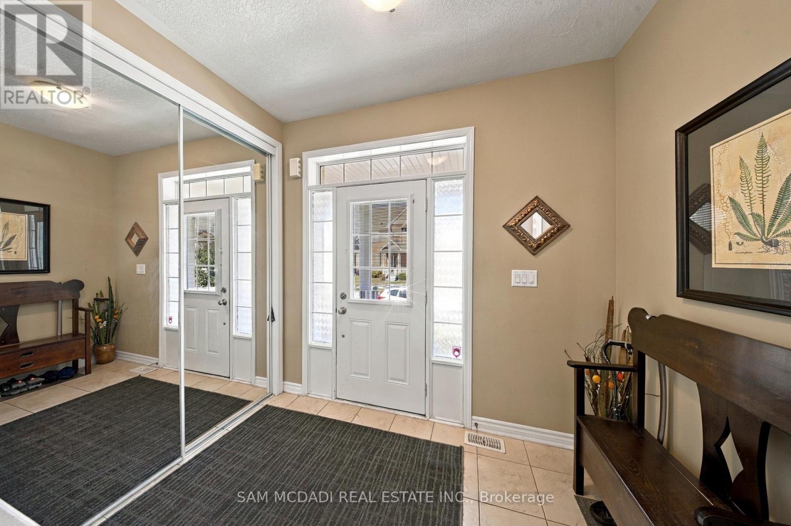 8 CELANO DRIVE, Hamilton (Waterdown) — photo 3