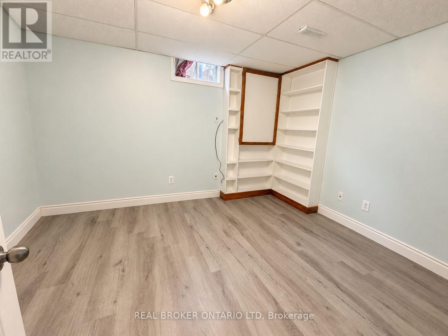 3 WOODVIEW COURT - 21