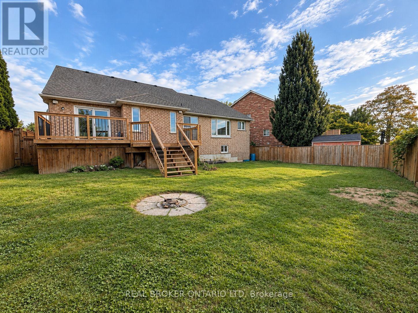 3 WOODVIEW COURT - 25