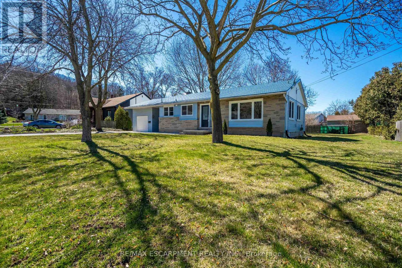 A - 1 HILL PLACE, Hamilton (Stoney Creek) — photo 3
