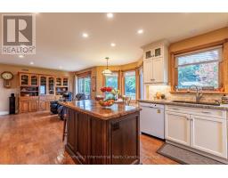 Family room - 7262 12/13 Side Road, Clearview, ON L0M1G0 Photo 11