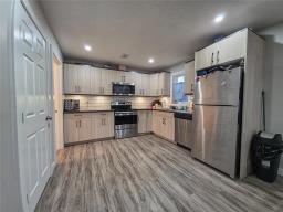 1030 4th Street, Brandon, MB R7A3J4 Photo 8