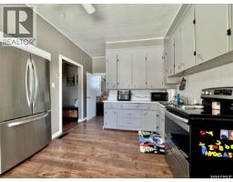 Enclosed porch - 201 High Street, Bredenbury, SK S0A0H0 Photo 6