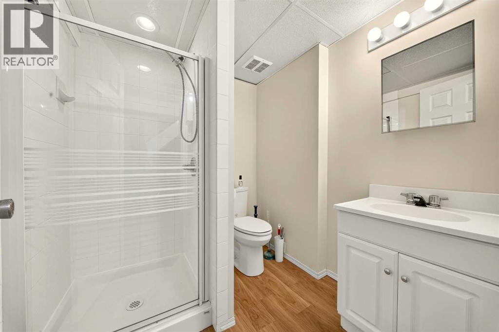 #53 55 Lemoyne Crescent W - 36