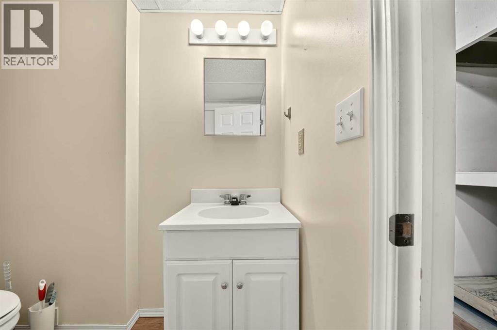 #53 55 Lemoyne Crescent W - 38