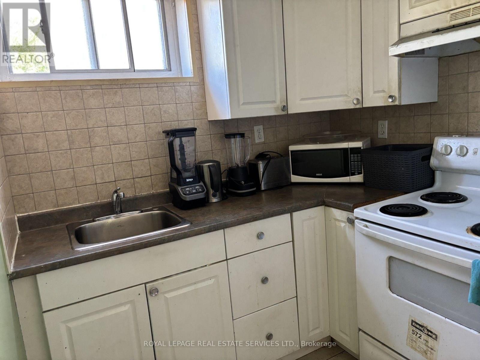 ROOM - 15 SONNET COURT, Toronto (Rustic) — photo 6