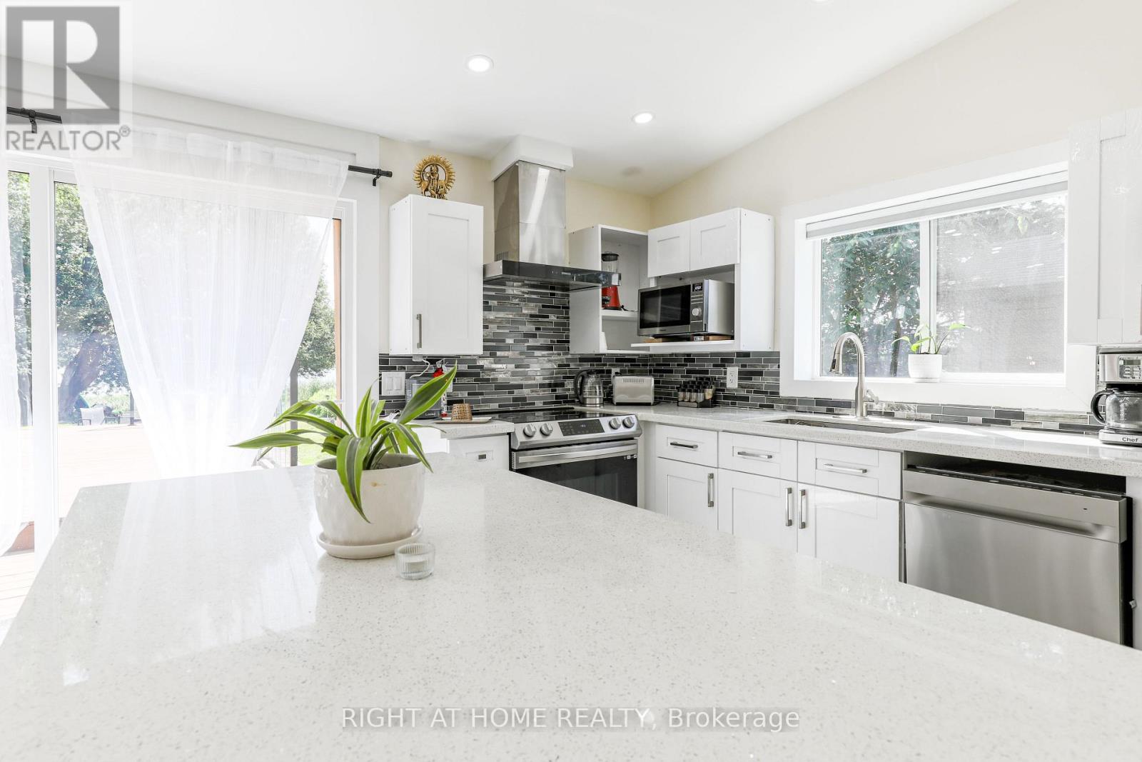 21 SHIRLEY ANNE DRIVE S - 23