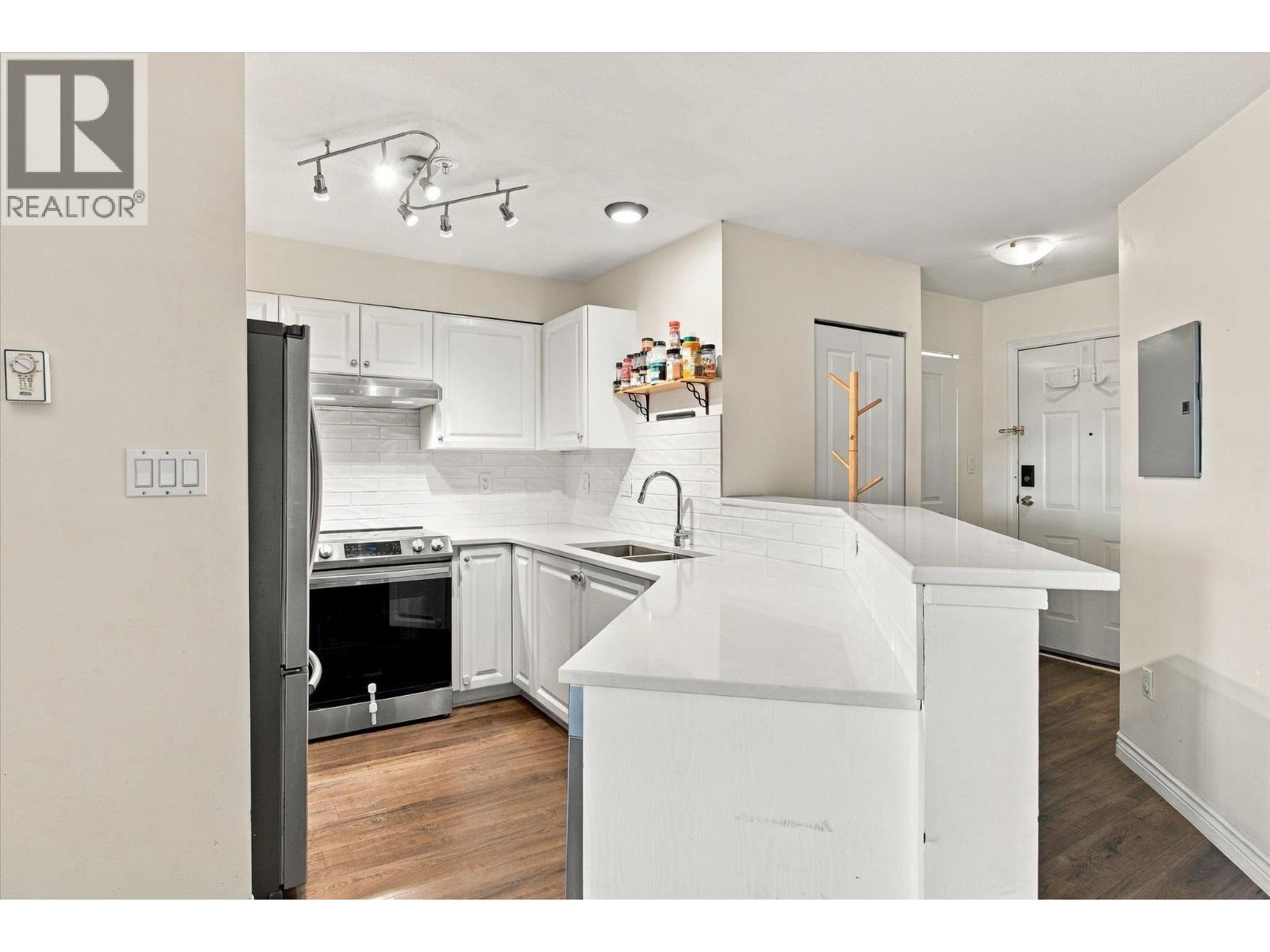 323 760 KINGSWAY, Vancouver