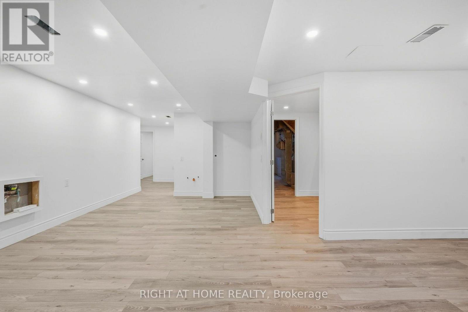 49 BEVERLY CRESCENT - 26
