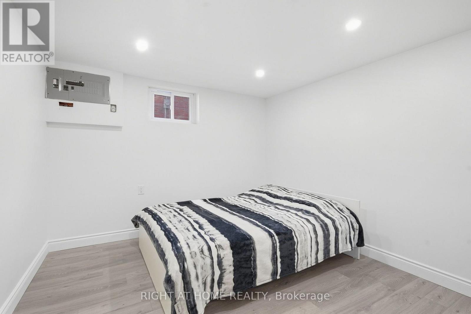 49 BEVERLY CRESCENT - 28