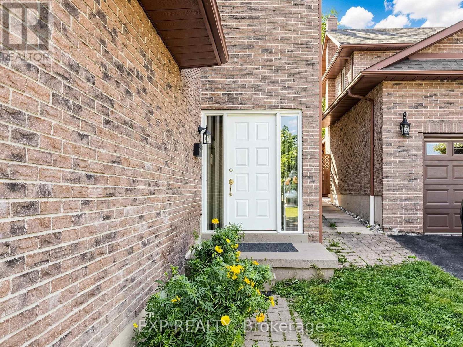 28 LONGFELLOW COURT, Whitby (Pringle Creek) — photo 2
