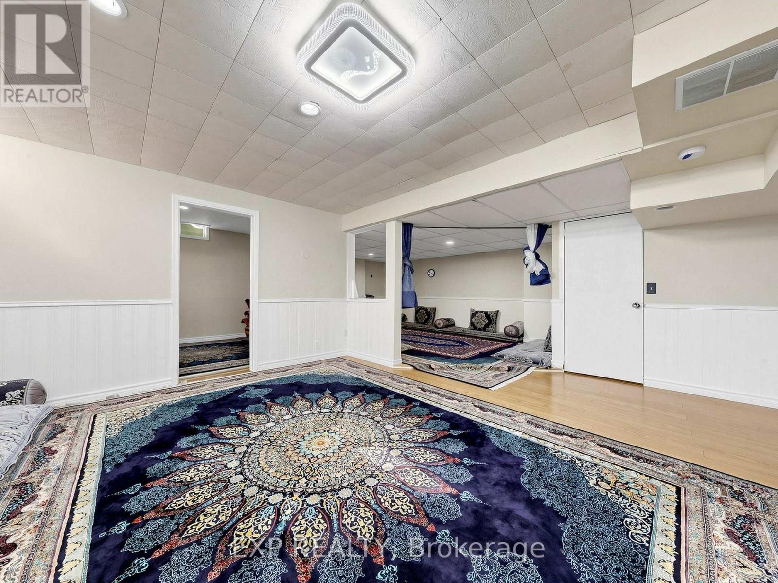28 LONGFELLOW COURT - 30