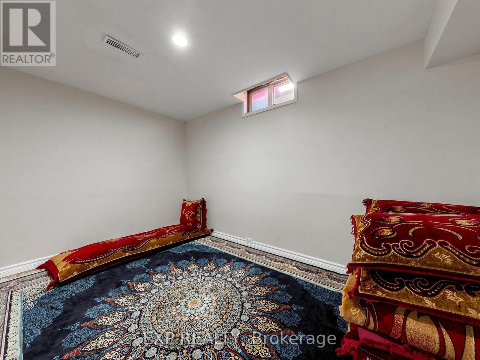 28 LONGFELLOW COURT - 32