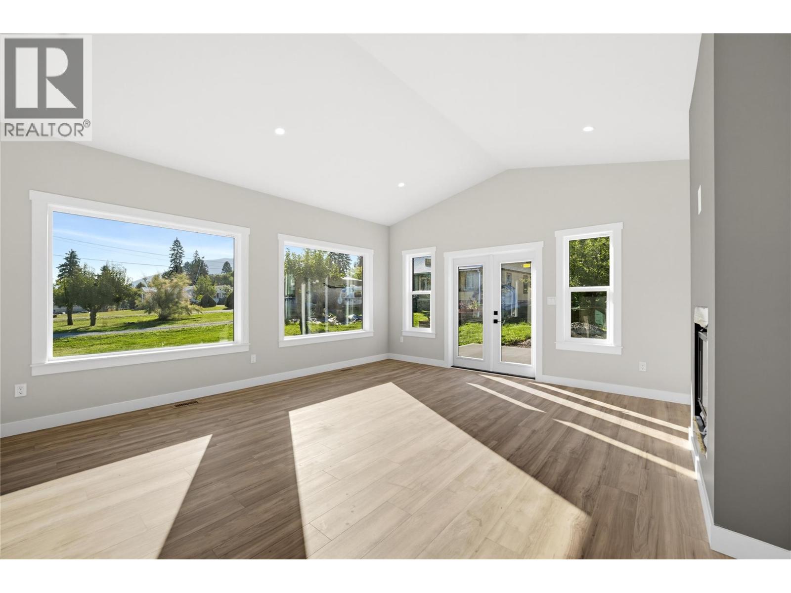 186 Salmon Arm Drive - Image 24