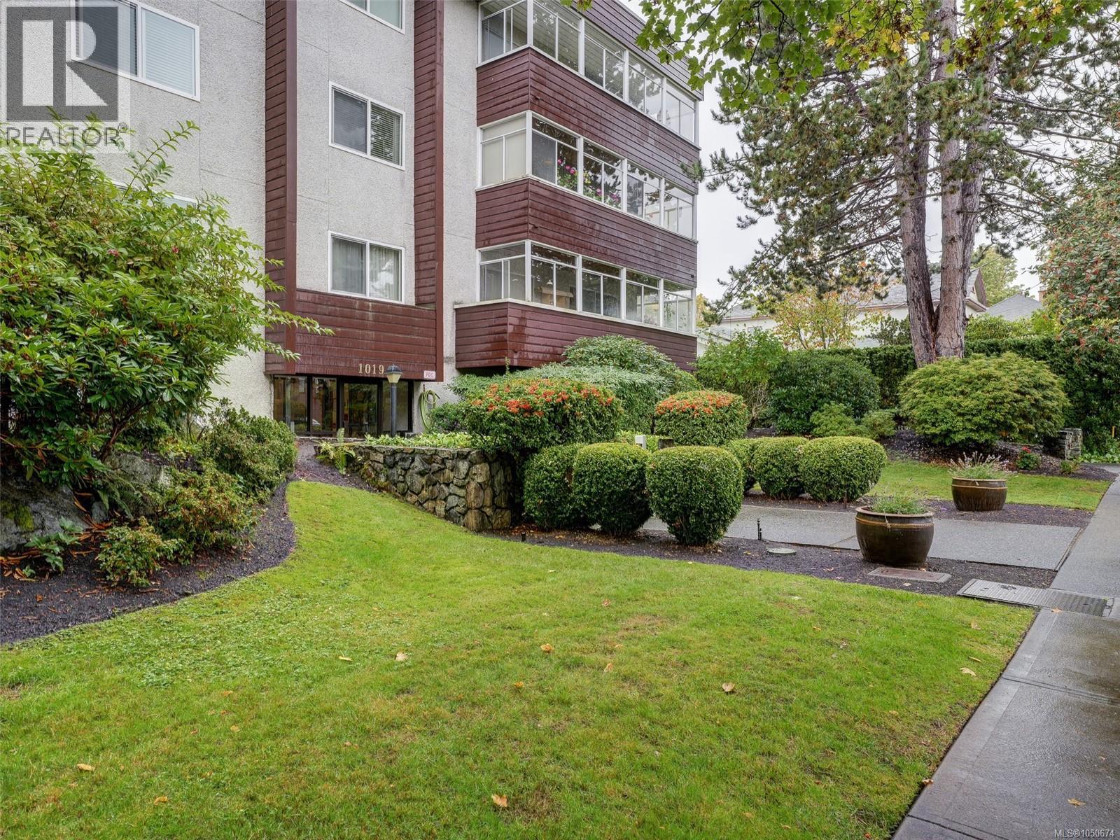 403 1019 McClure Street, Victoria