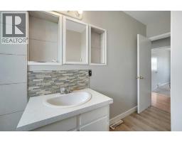 4pc Bathroom - 1506 36 Street Se, Calgary, AB T2A1C6 Photo 8