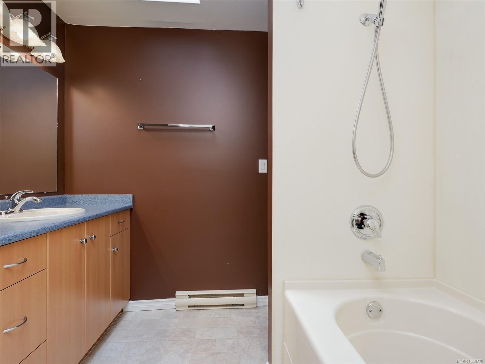 #3 1315 Gladstone Ave - 15