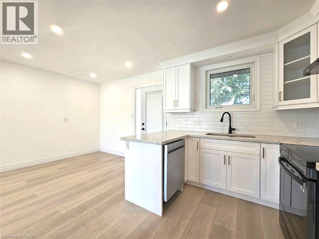 107 STIRLING MACGREGOR Drive Unit# Main — photo 3
