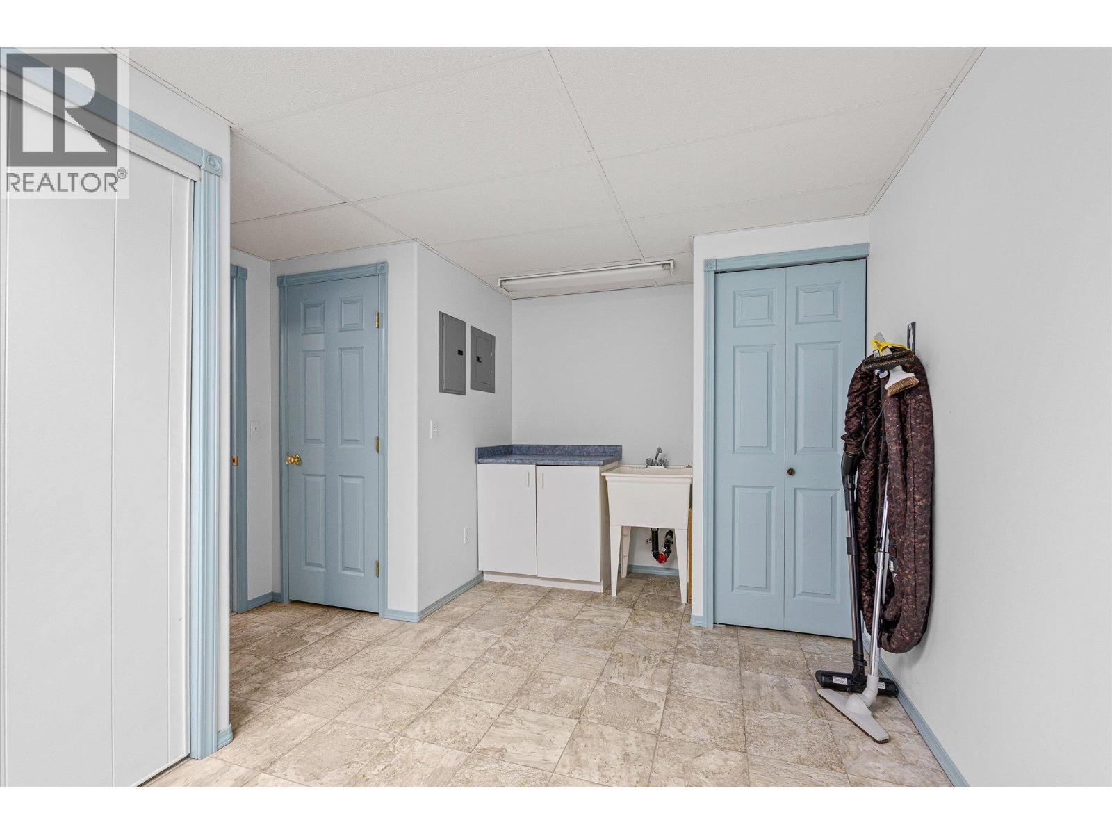 #17 1874 Parkview Crescent - 34