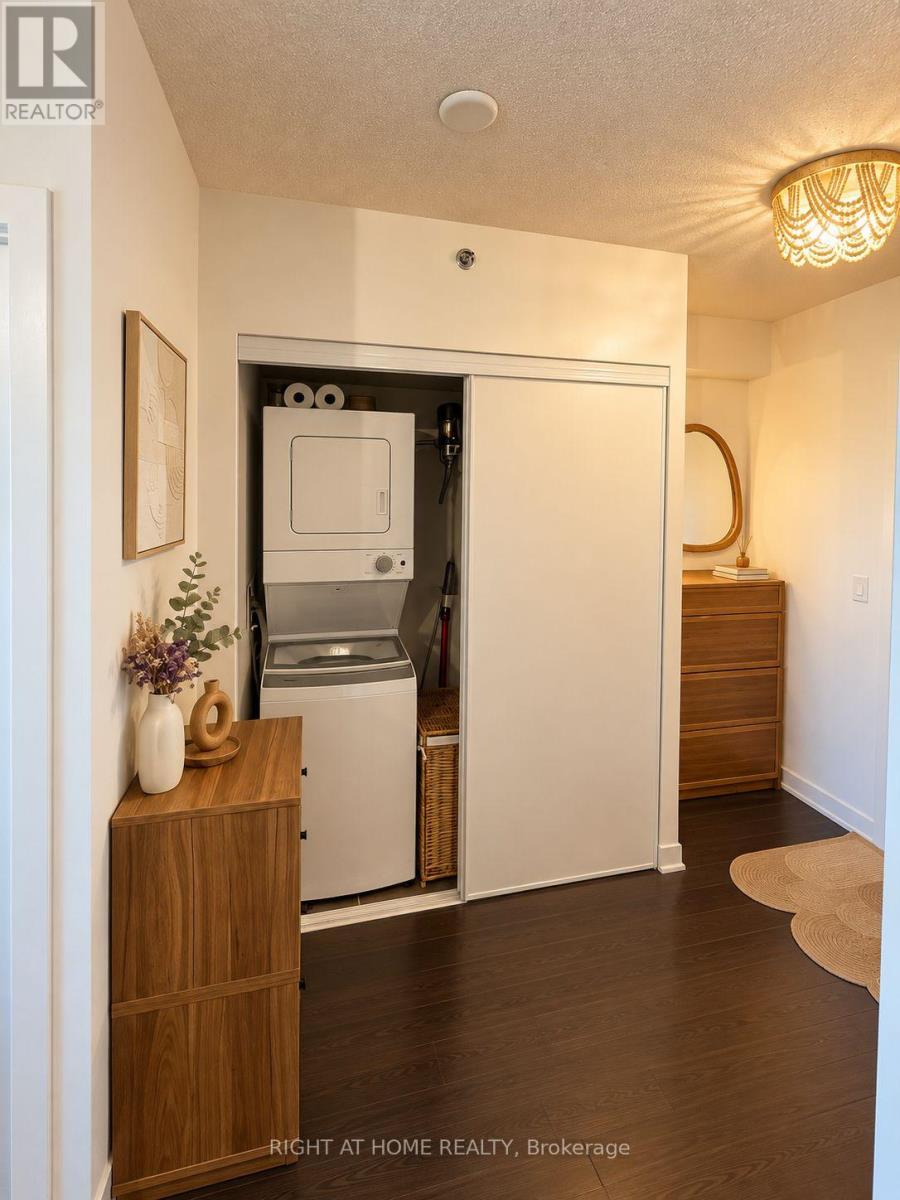 B210 - 3200 DAKOTA COMMON, Burlington (Alton) — photo 10