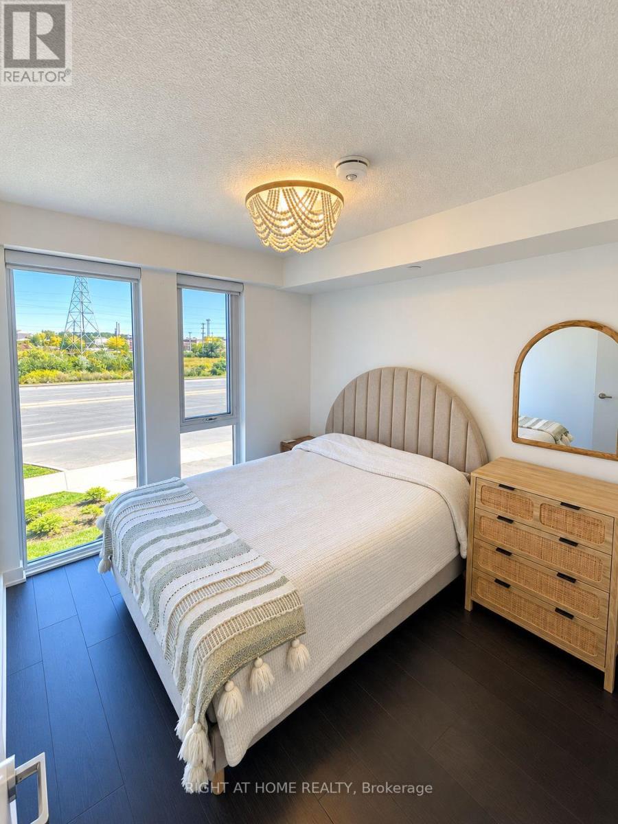 B210 - 3200 DAKOTA COMMON, Burlington (Alton) — photo 12