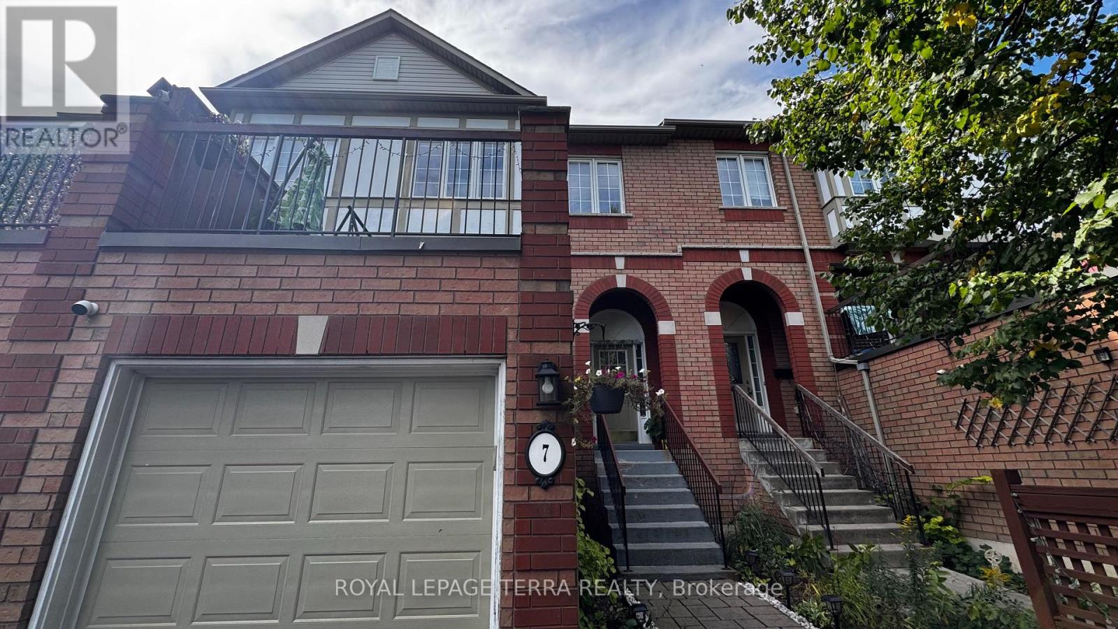 7 - 2871 DARIEN ROAD