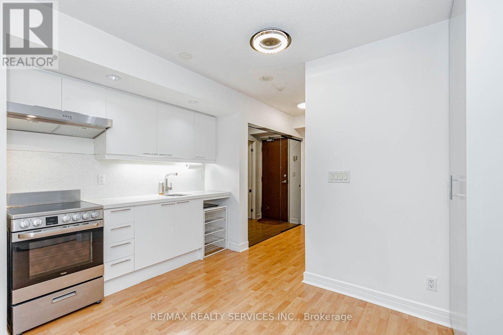 #208 19 AVONDALE AVENUE - 18
