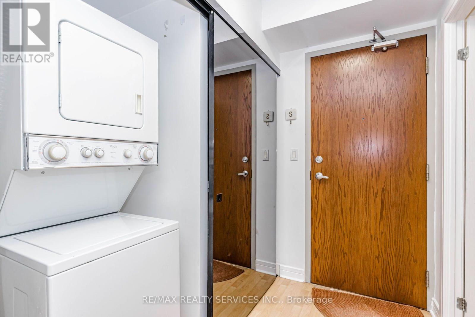 #208 19 AVONDALE AVENUE - 34