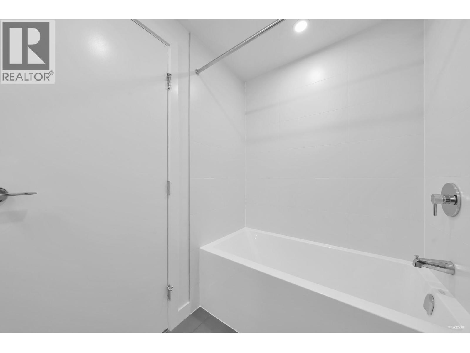 21XX 318 ALDERSON AVENUE, Coquitlam - Image 1