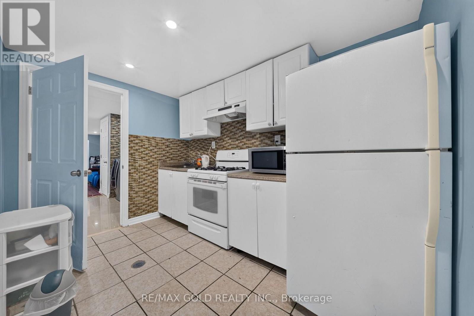 64 DRAKE BOULEVARD - 33