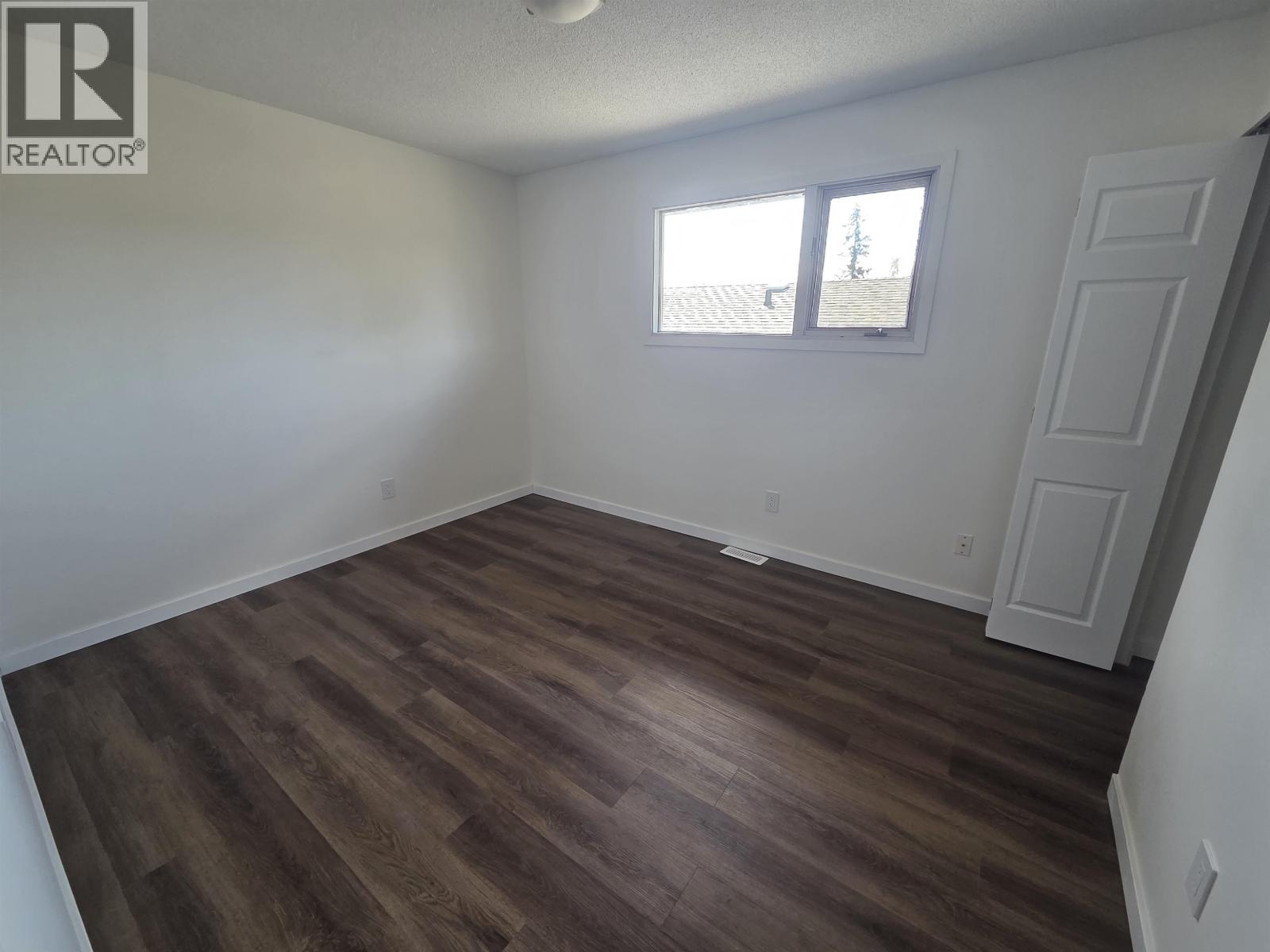 2402 VICTORIA STREET - 25
