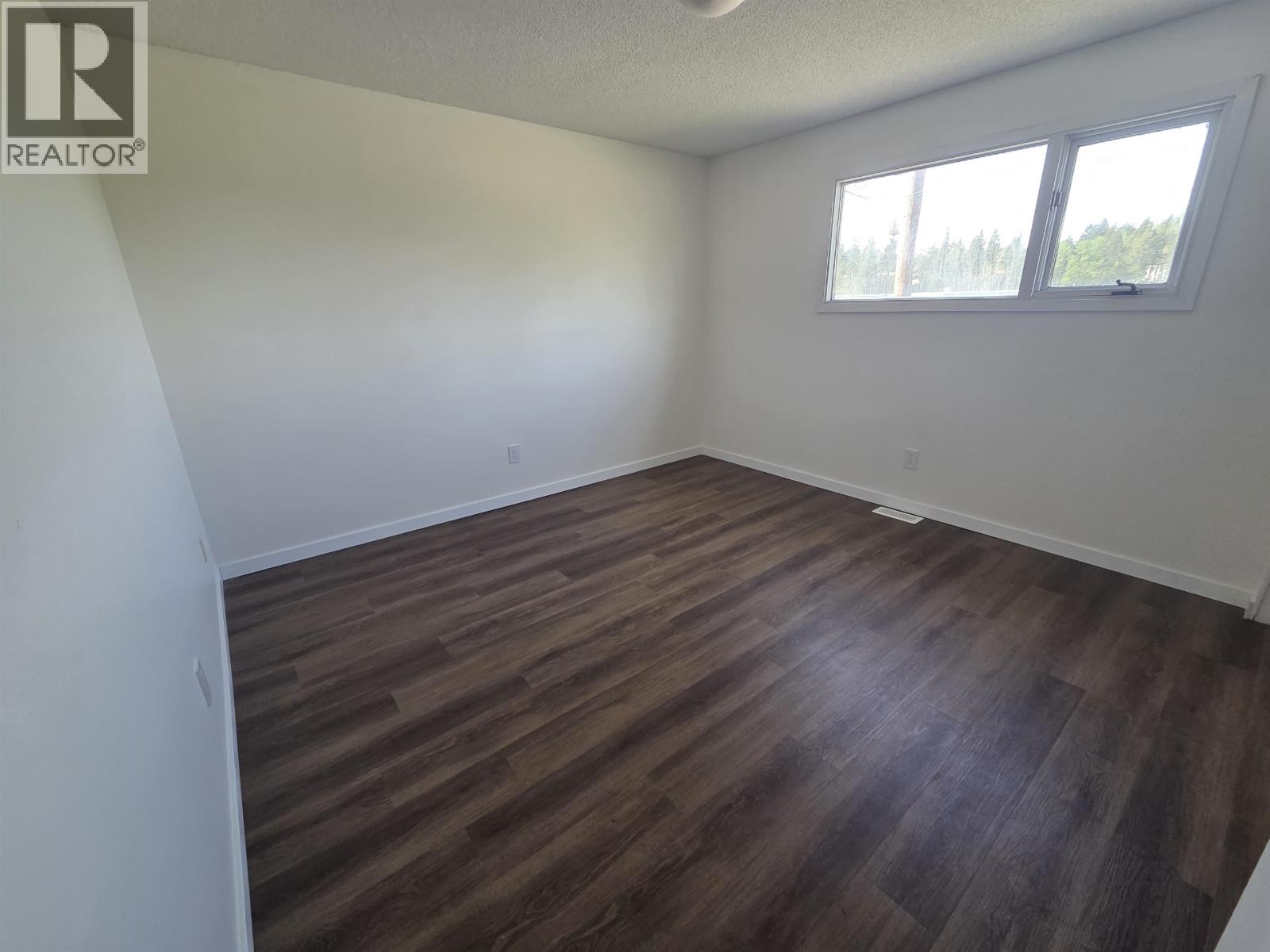2402 VICTORIA STREET - 27