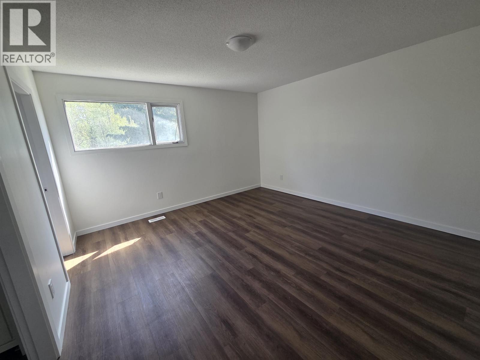 2402 VICTORIA STREET - 20