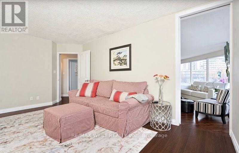 2261 Lake Shore Boulevard West — photo 12