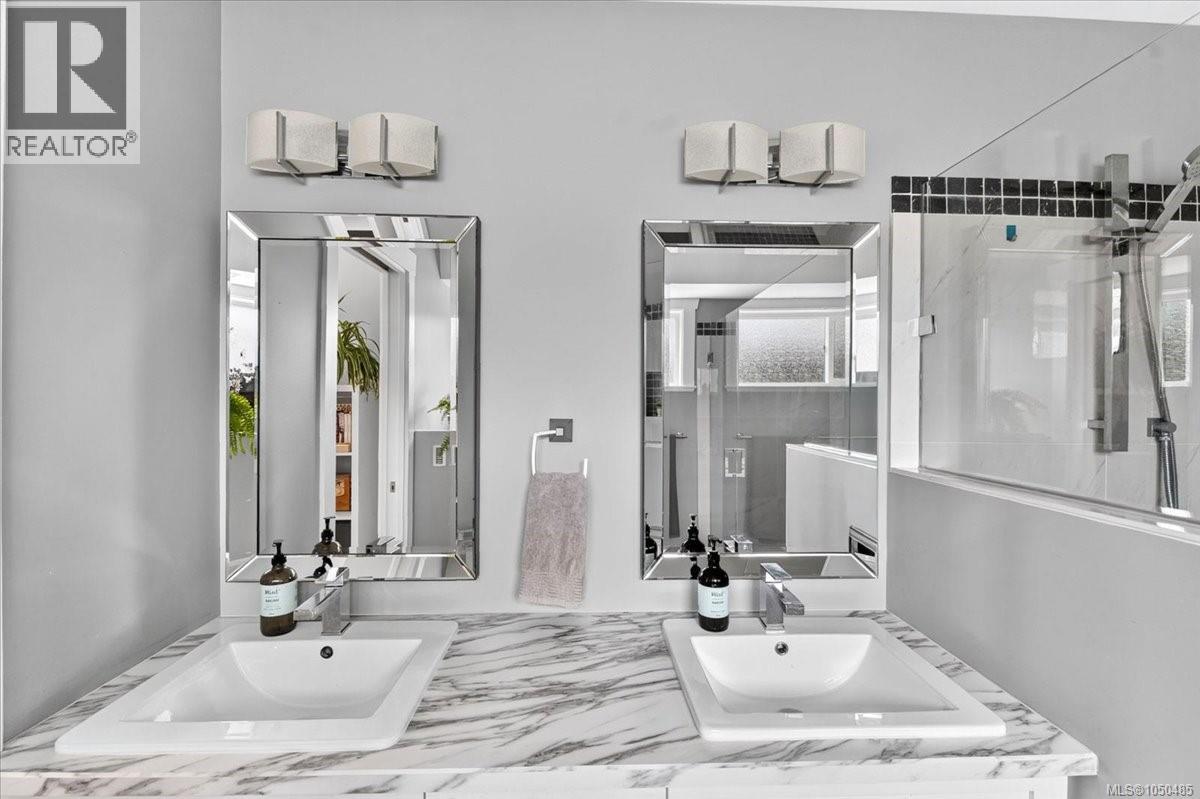3615 Lyall Point Cres - Image 32