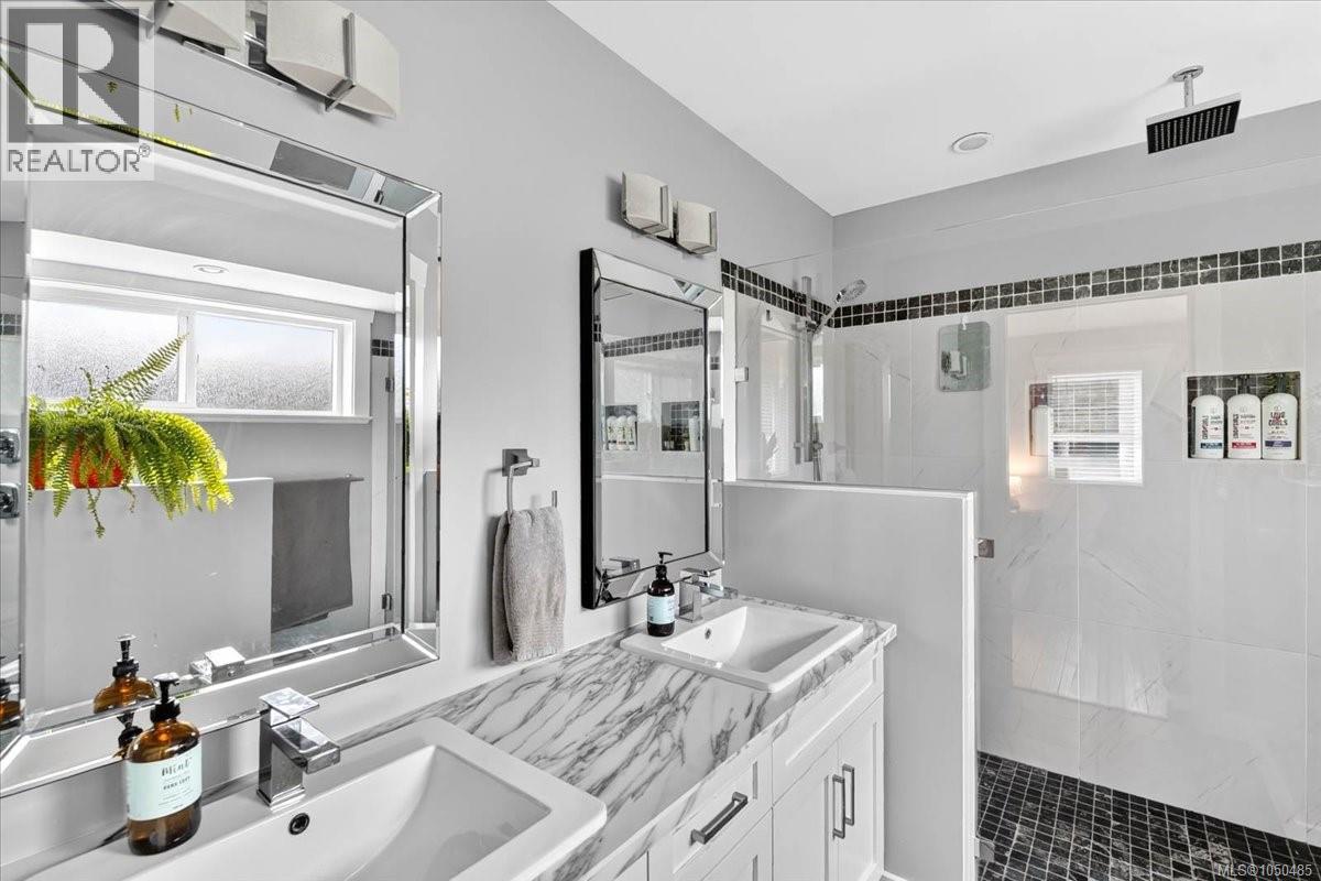 3615 Lyall Point Cres - Image 31