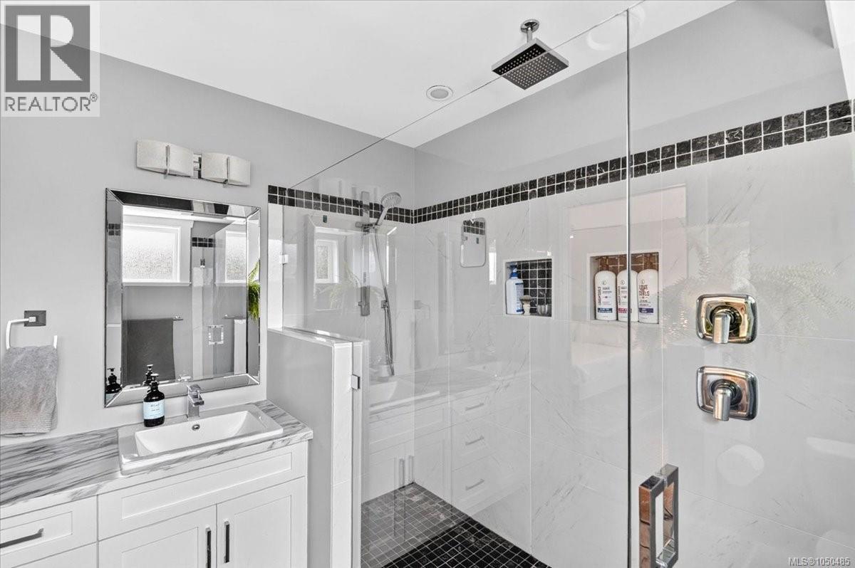 3615 Lyall Point Cres - Image 34
