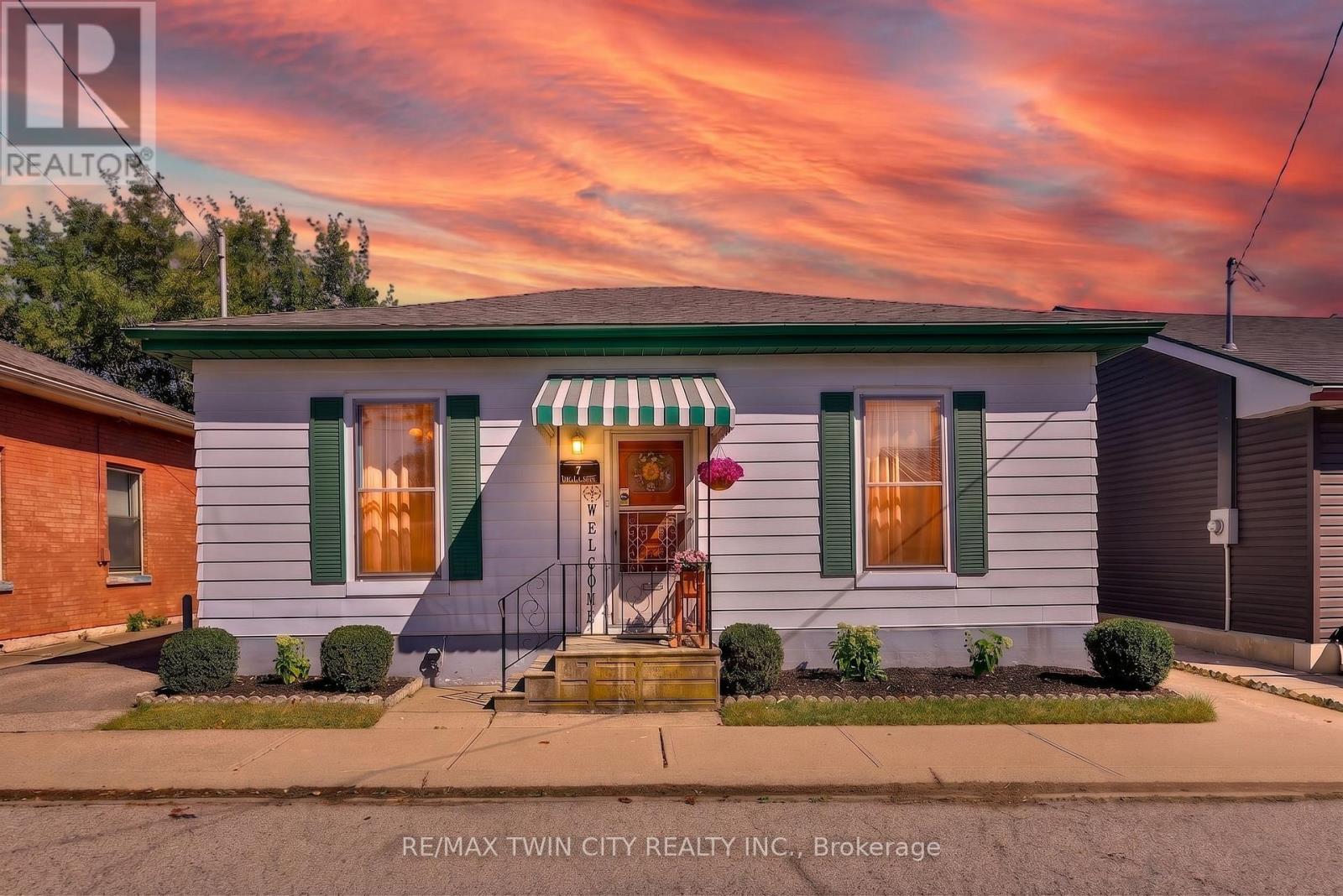 7 HALLS AVENUE, Brantford