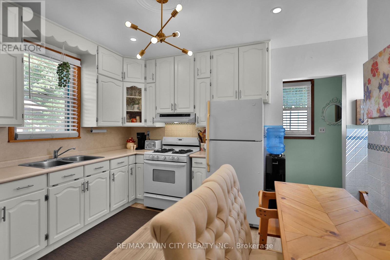 7 HALLS AVENUE - 13