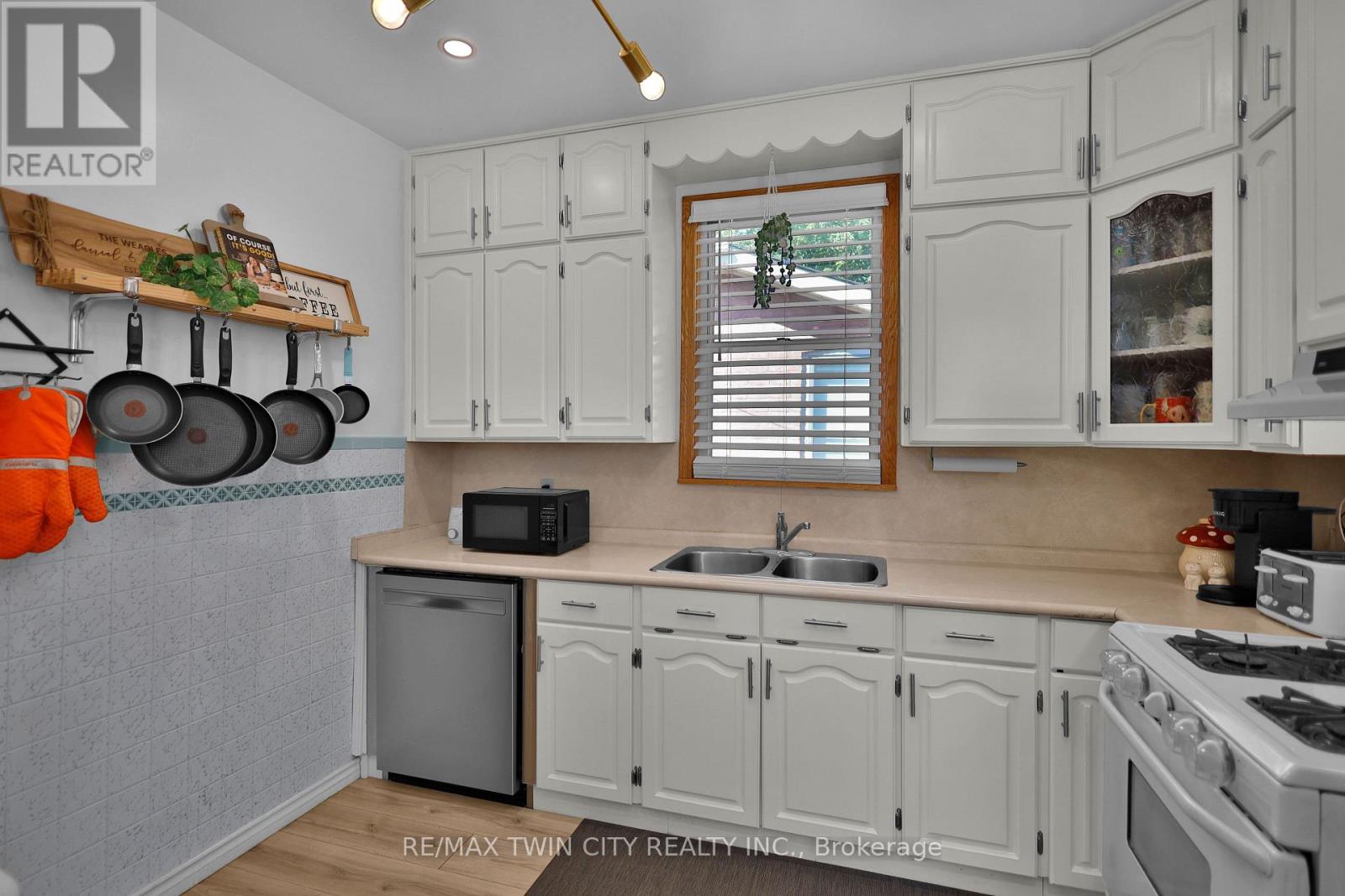 7 HALLS AVENUE - 14