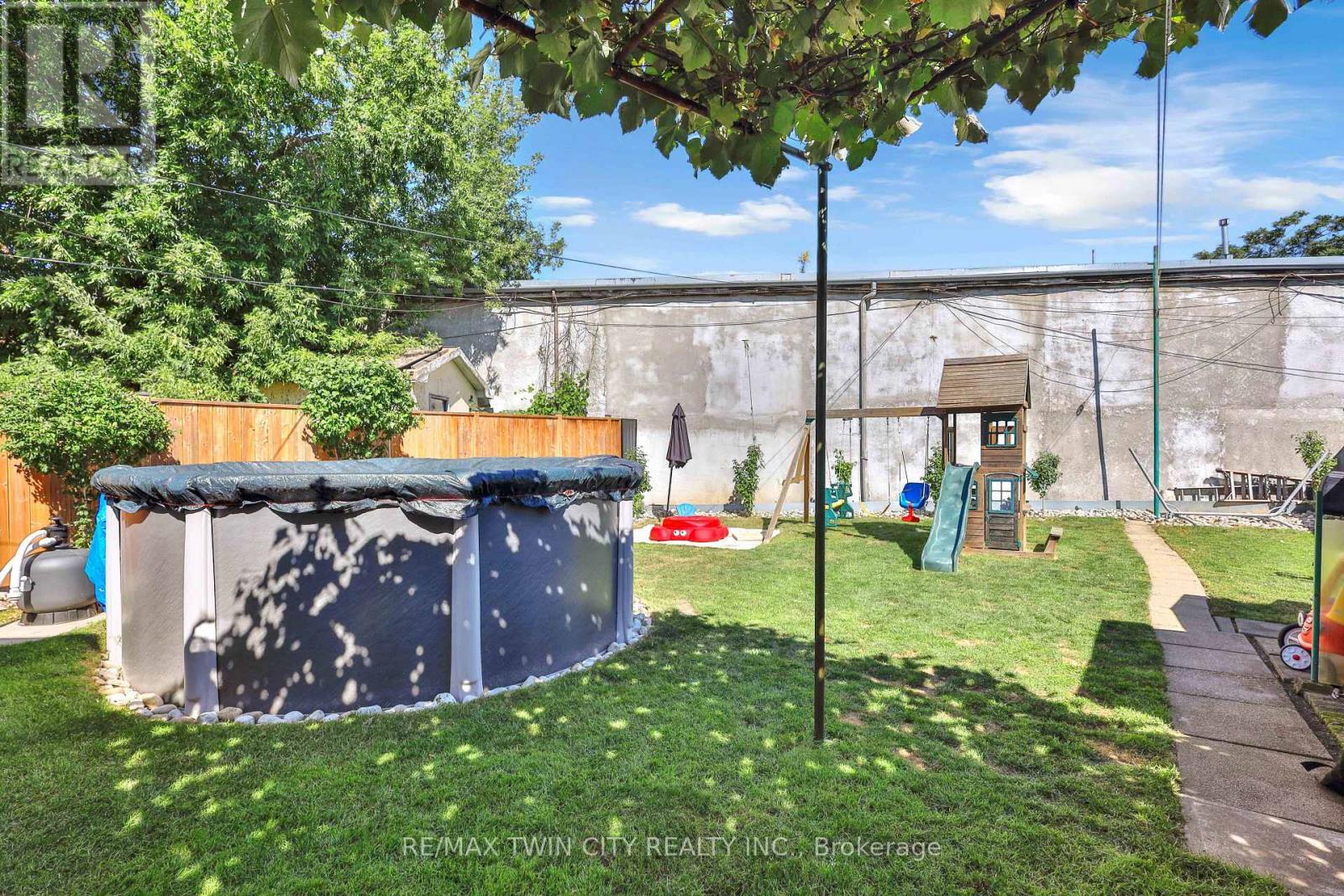 7 HALLS AVENUE - 27